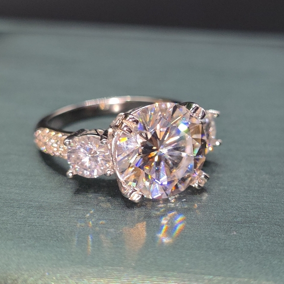 5ct Moissanite 3-Stone Ring – Size 6 (S925 Solid Silver) - Picture 3 of 10